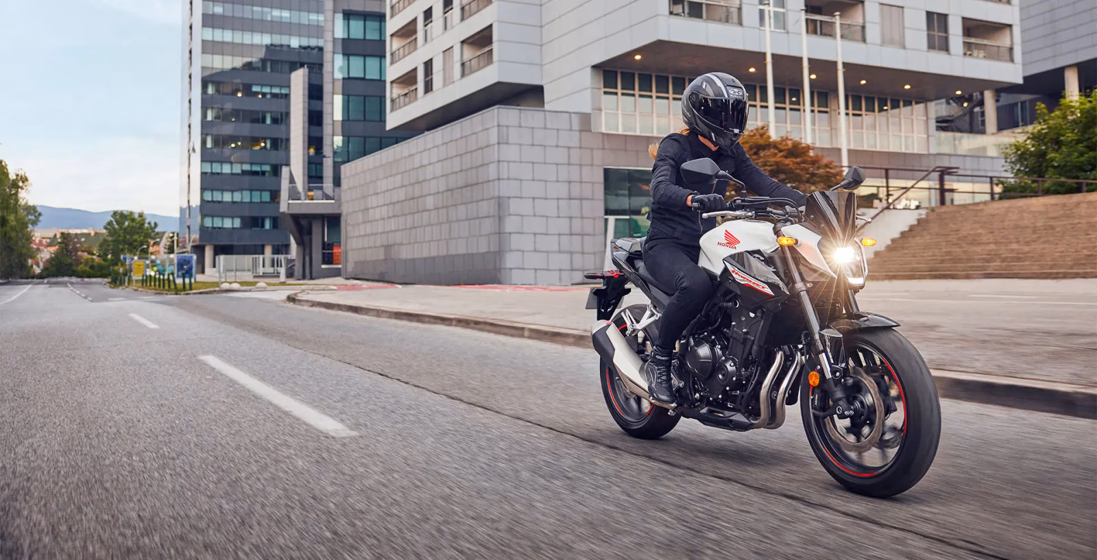 Hornet 500 em ambiente externo, destaque para a dianteira - 5 de 14