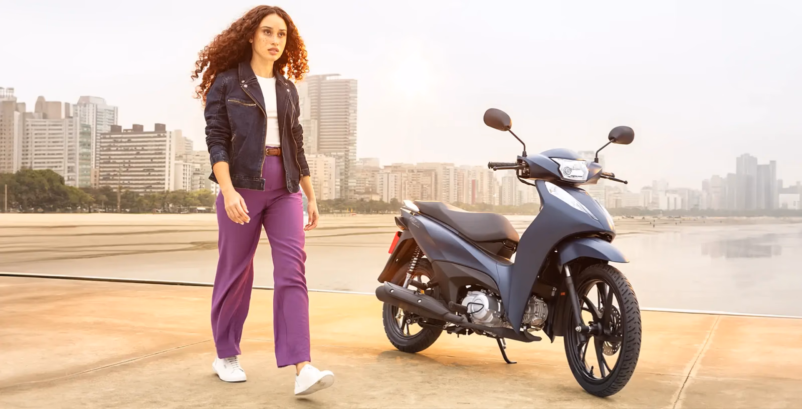 Honda Biz 125 detalhe lateral - 4 de 32