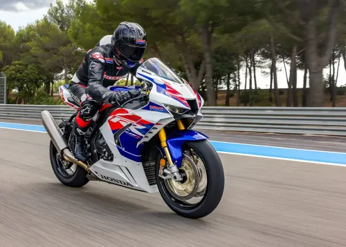Painel da CBR 1000RR-R Fireblade mostrando Wheelie Control