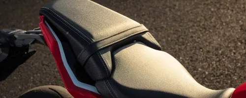 Detalhe do assento e carenagens da CBR 650R
