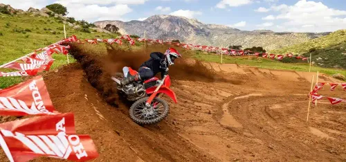 CRF 250R em ação, demonstrando modos de condução