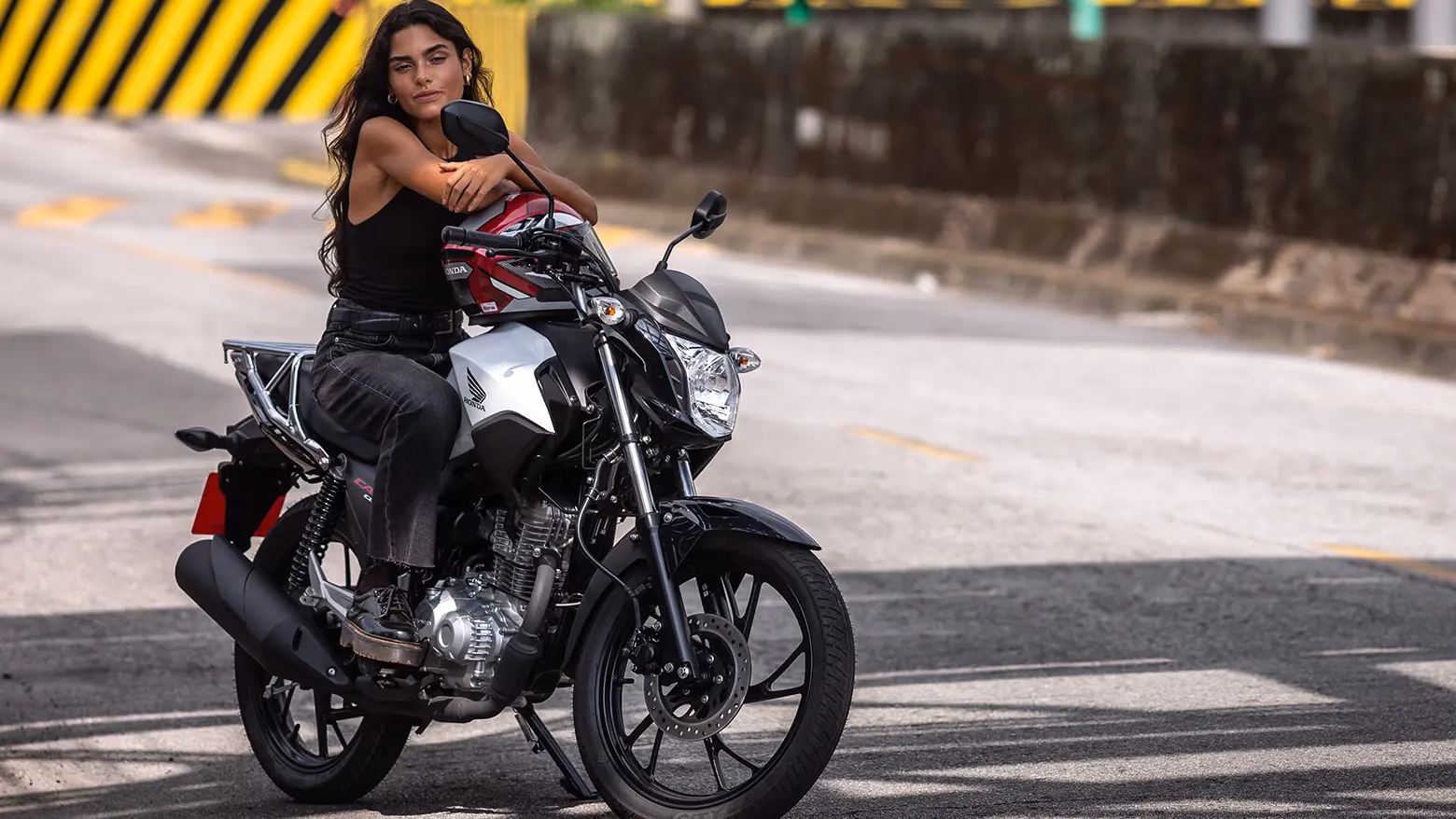 Mulher sentada na CG 160 Cargo - 8 de 9