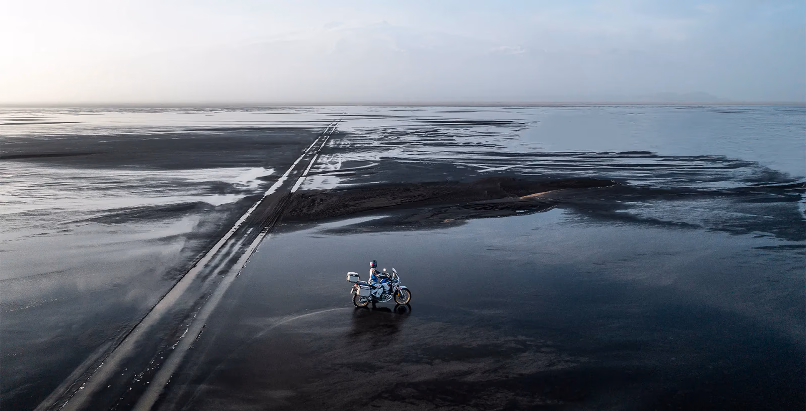 CRF 1100L Africa Twin Adventure Sports ES pilotada na praia - 24 de 24