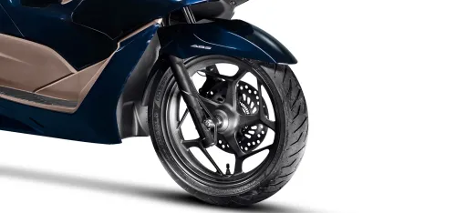 Detalhe da roda dianteira e pneu PCX