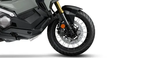 Detalhe das rodas raiadas e pneus Honda X-ADV 2025