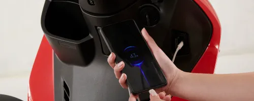 Entrada USB-C da Biz 125 ES