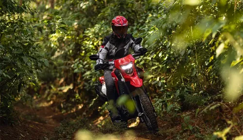 XR 300L Tornado em ação, demonstrando potência